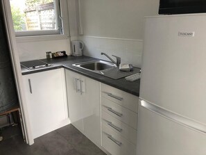 Réfrigérateur, micro-ondes, plaque de cuisson, cafetière/bouilloire