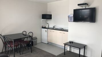 City Suite, 1 Bedroom, Non Smoking, Kitchenette (WOTIF CITY SALE) | Living room | Flat-screen TV