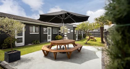 Cobblestone Court Motel – Wenzel Motels