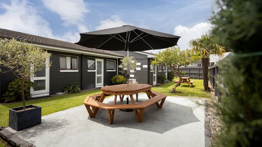 Cobblestone Court Motel – Wenzel Motels