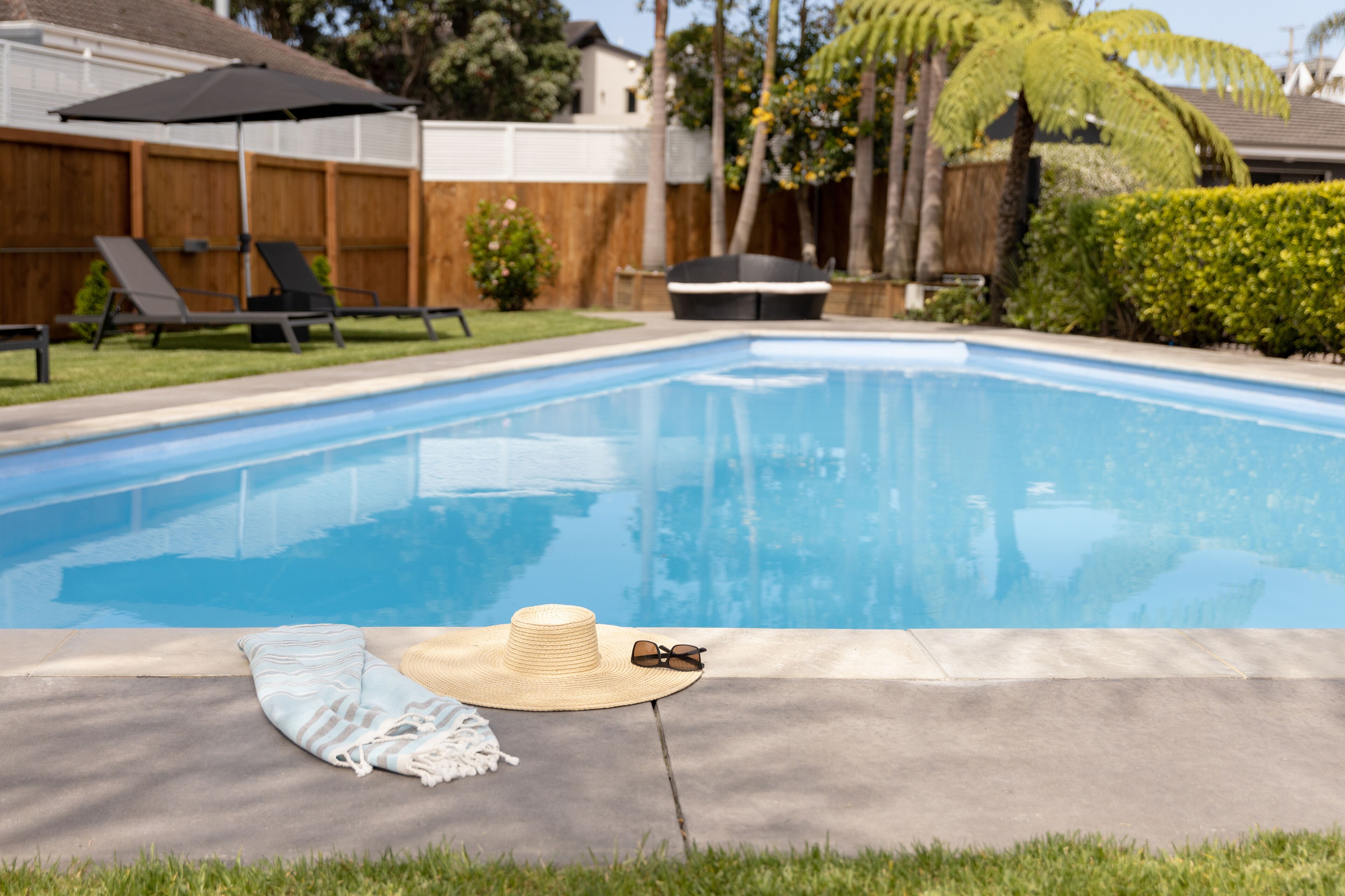 Piscina a l'aire lliure (horari: 09:00-20:00), para-sols i gandules 