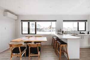 Lägenhet Premium - 3 sovrum | Vardagsrum | 50-tums platt-tv med digitalkanaler, tv och Netflix