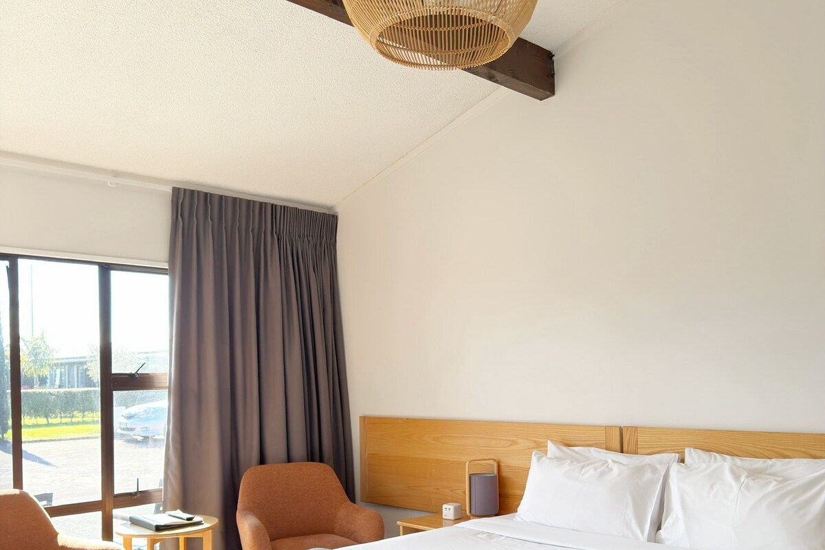 Studio exécutif (King with Aircon) | Lit avec matelas à plateau-coussin, système d’insonorisation