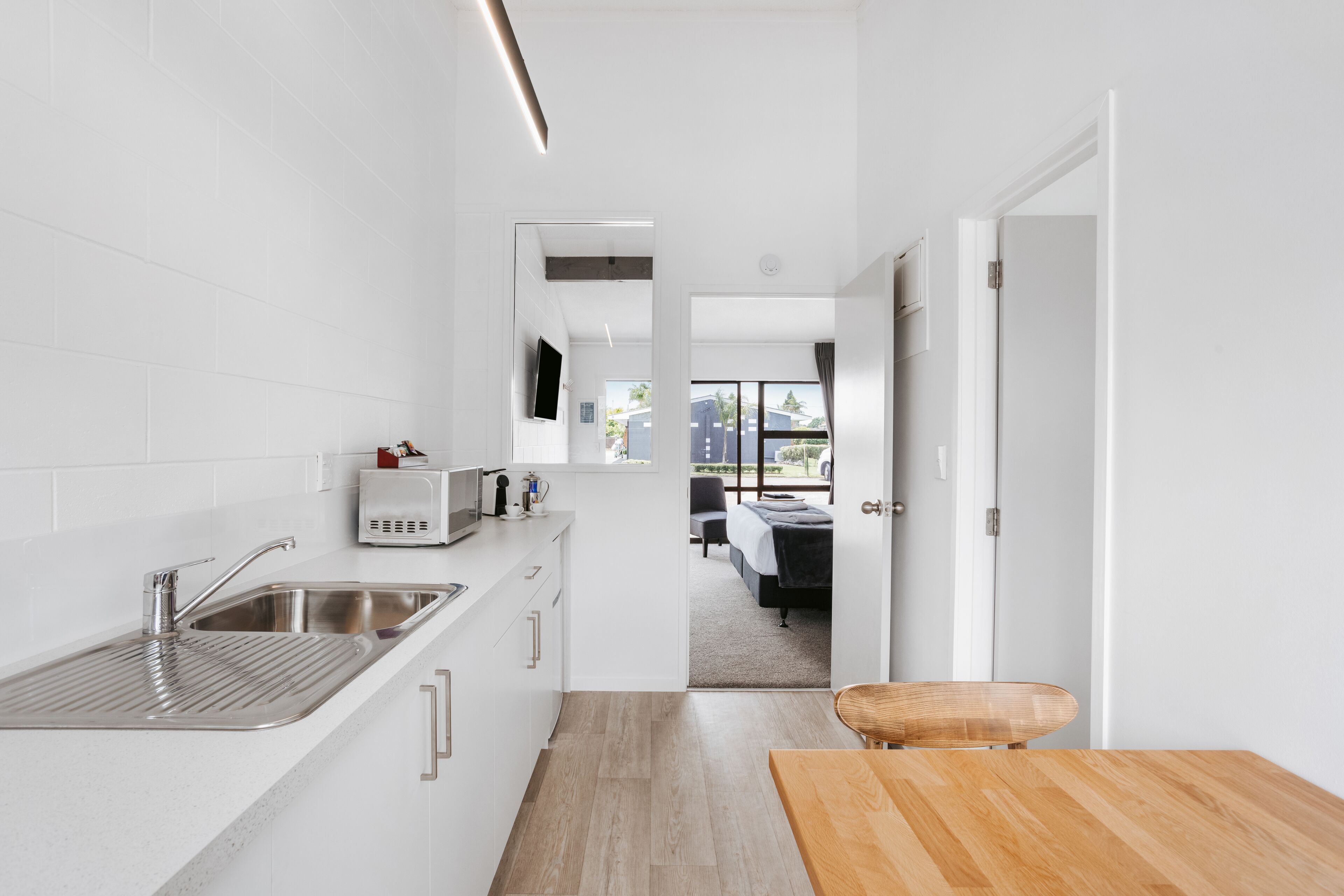 Studio Executive (King with Aircon) | Bếp nhỏ riêng | Lò vi sóng, bếp nấu, lò nướng bánh mì, nồi cơm 