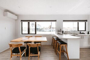 In-room dining - Cobblestone Court Motel – Wenzel Motels (Tauranga)