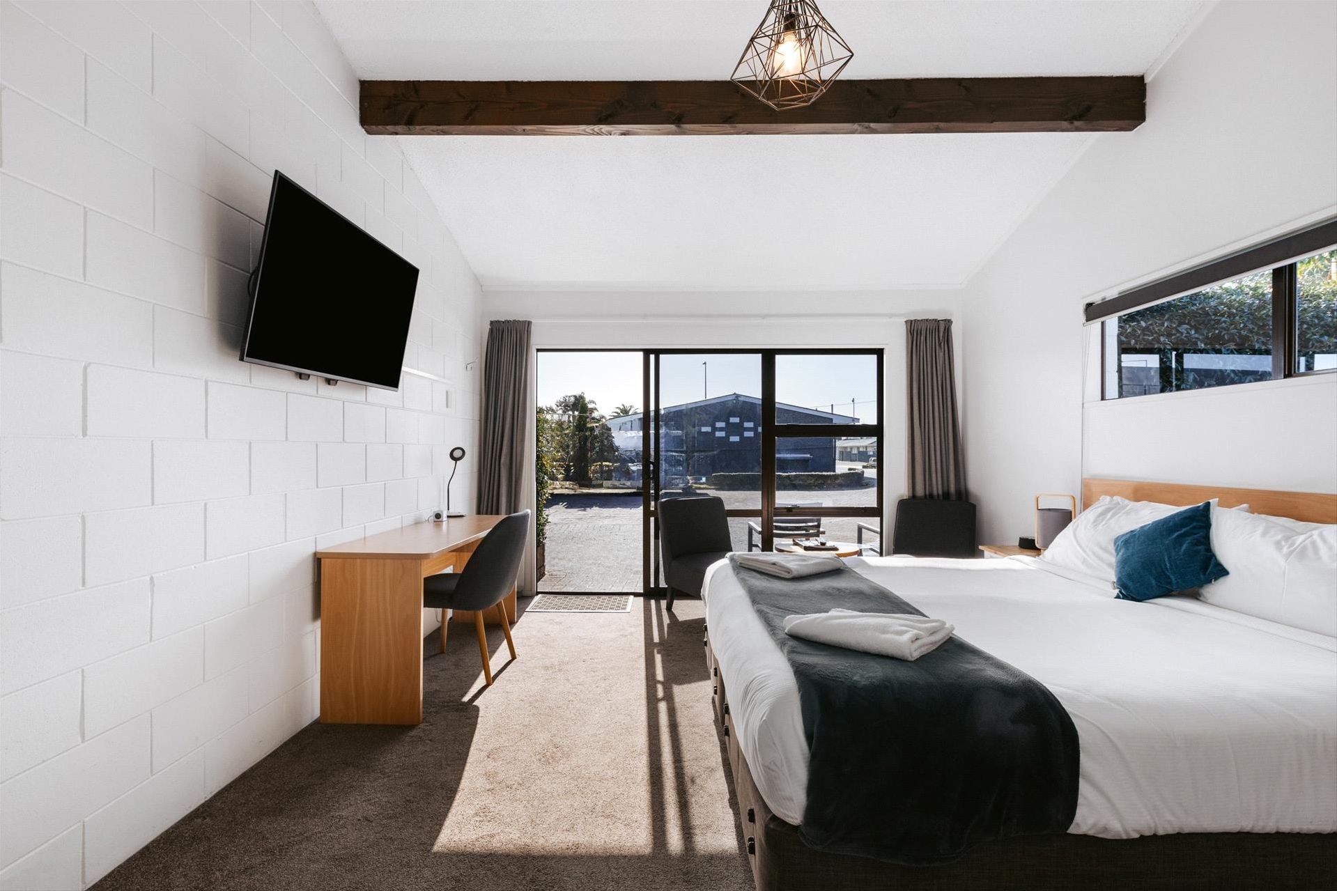 Deluxe Studio | Pillowtop beds, soundproofing, iron/ironing board, WiFi (free)