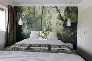 King Studio | 3 bedrooms, premium bedding, in-room safe, individually decorated - Aden Motel (Te Anau)