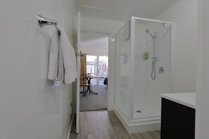 Standard Studio, Berbilang Katil | Pancuran Bilik Mandi