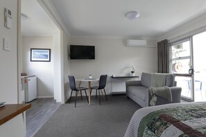 Studio Premium - 1 kingsize-säng | Eget pentry | Kylskåp, mikrovågsugn, kaffe- och tebryggare och vattenkokare