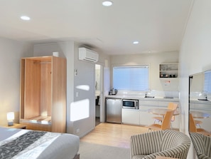 Studio Suite | Living area | 42-inch flat-screen TV with satellite channels, TV, Netflix