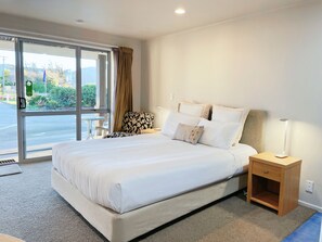 Desk, soundproofing, iron/ironing board, free WiFi - Anchorage Motel Apartments (Te Anau)