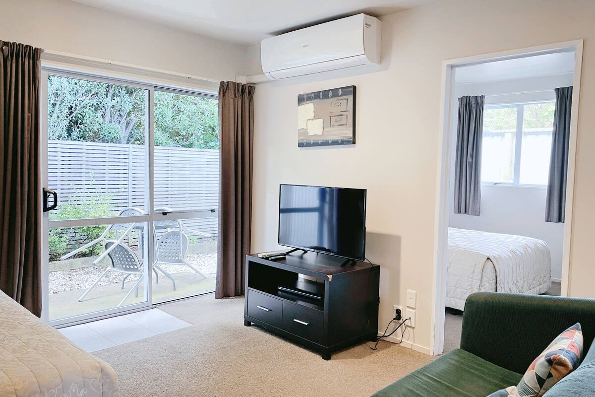 Apartment, 1 Schlafzimmer | Wohnbereich | 42-Zoll-Flachbildfernseher mit Satellitenempfang, Fernseher, Netflix