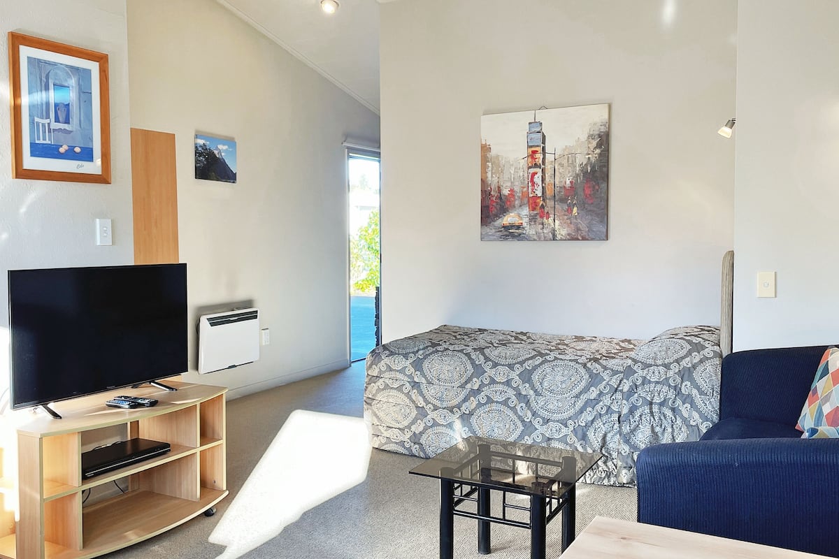 Apartamento econômico, 1 quarto | Área de estar | TV de tela plana 42 polegadas com canais via satélite, TV, Netflix