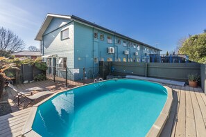 Outdoor pool, pool loungers - Taylors Motel (Ashburton)