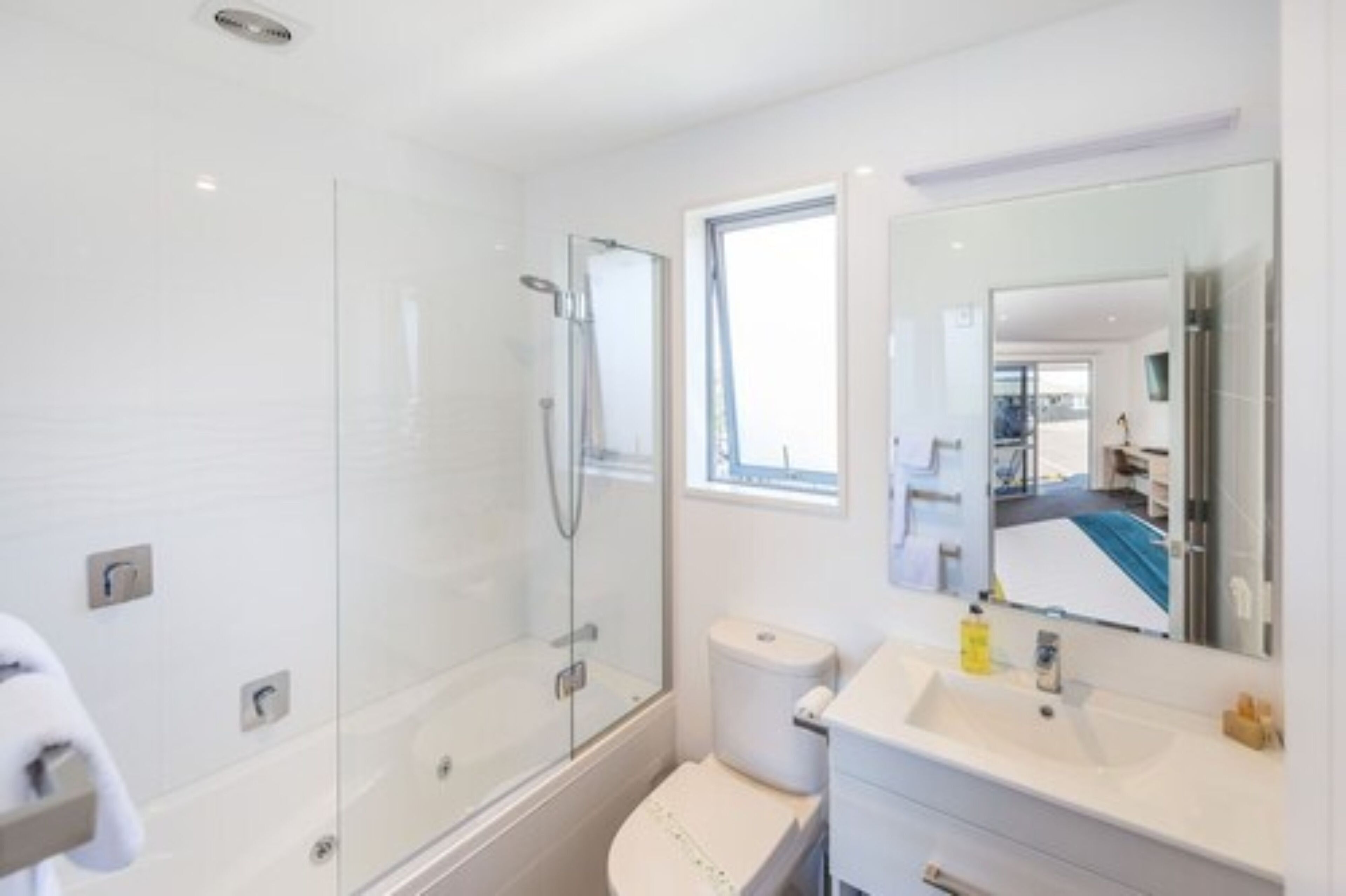 Deluxe-studiosviitti, 1 suuri parisänky | Kylpyhuone | Ilmaiset hygieniatuotteet, hiustenkuivaaja, pyyhkeet