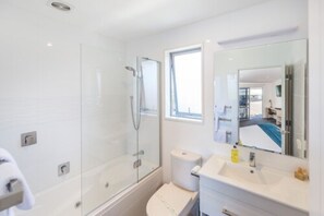 Studio Suite Deluxe, 1 giường cỡ king | Phòng tắm | Đồ dùng nhà tắm miễn phí, máy sấy tóc, khăn tắm 