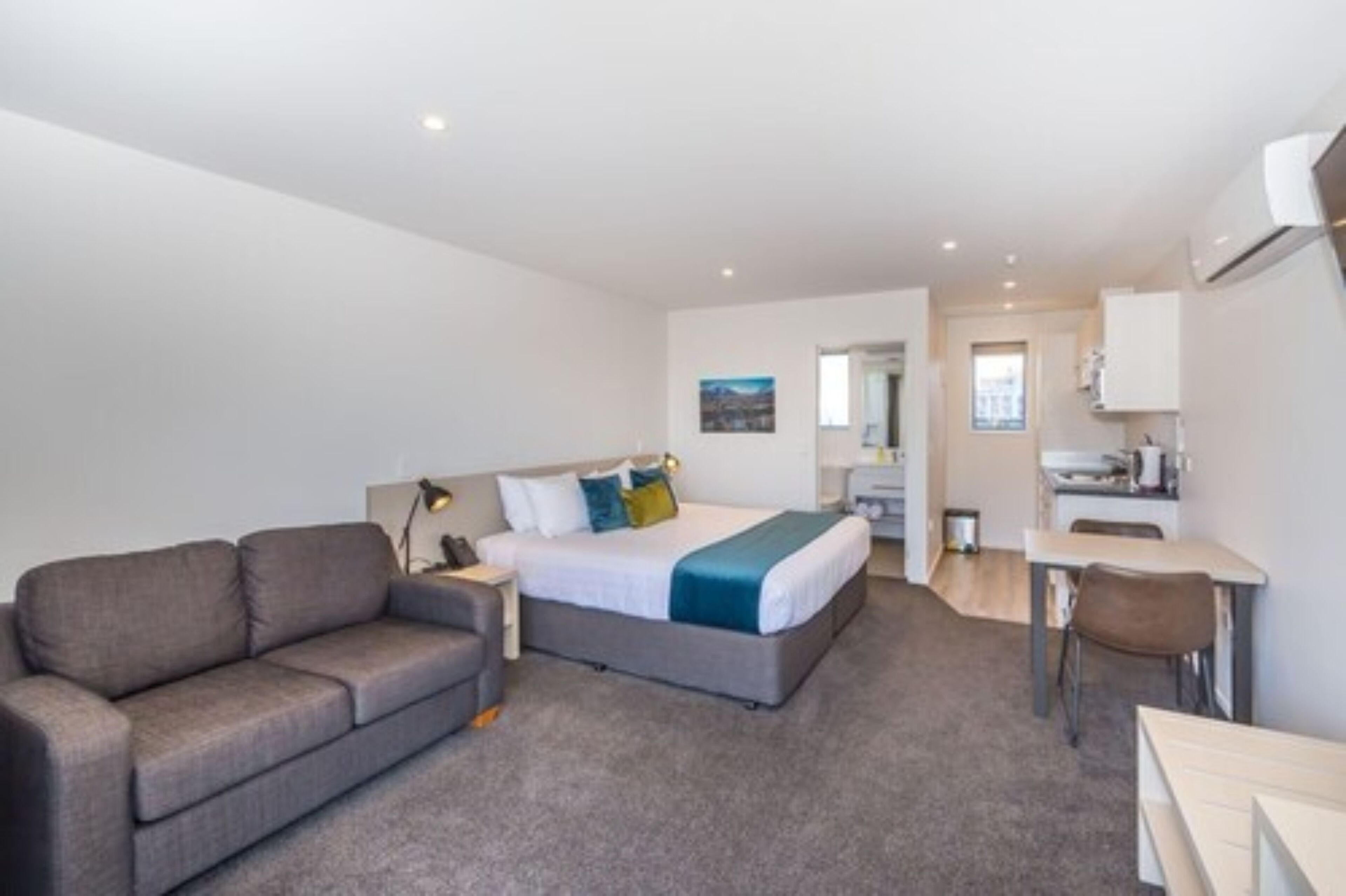 Deluxe Studio Suite, 1 King Bed | Living area