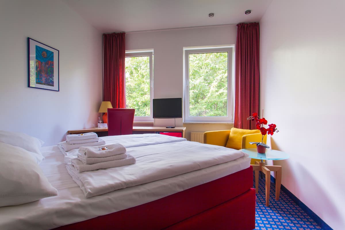 Comfort-Doppelzimmer, 1 Queen-Bett | Allergikerbettwaren, Schreibtisch, schallisolierte Zimmer, Zustellbetten