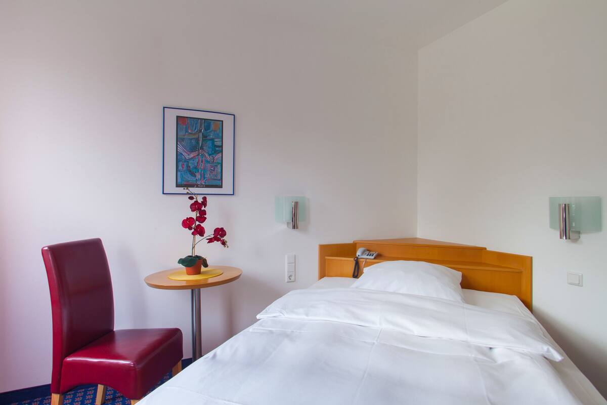 Allergikerbettwaren, Schreibtisch, schallisolierte Zimmer, Zustellbetten