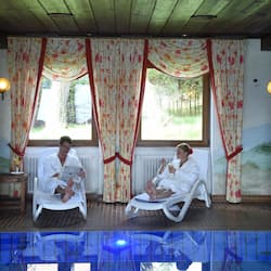 Piscina interna, guarda-sóis, espreguiçadeiras