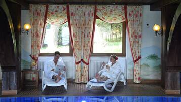 Innenpool, Sonnenschirme, Liegestühle