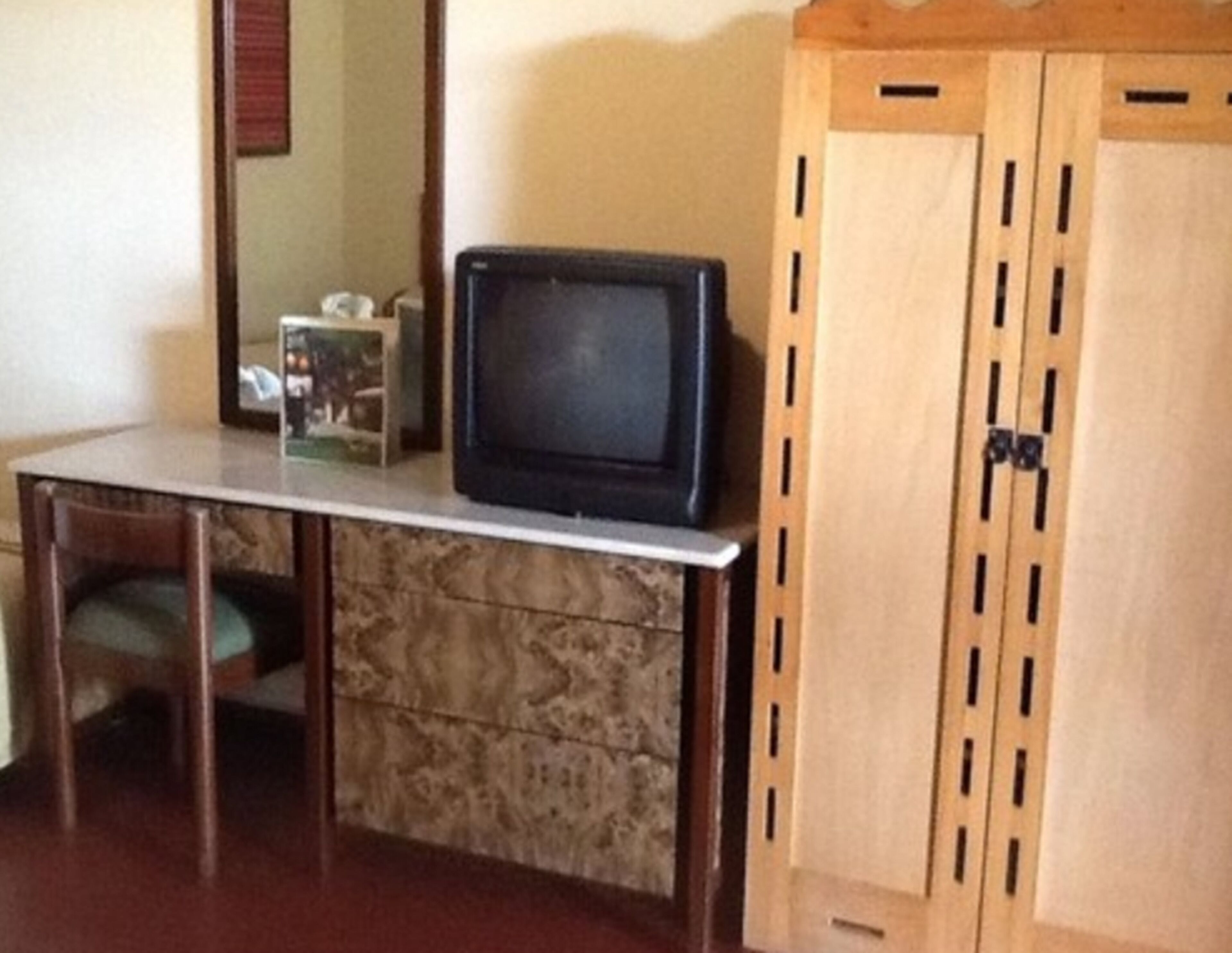 triple room | premium bedding, individually decorated, desk, iron/ironing board