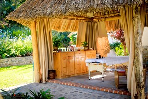 Behandelingsruimtes in de openlucht, een sauna