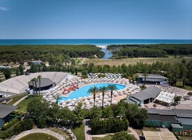 2 piscinas al aire libre, sombrillas, sillones reclinables de piscina