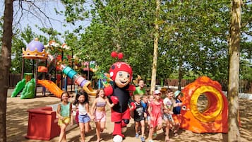 Zona de juegos infantil al aire libre