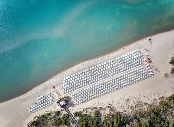 Private beach, free beach shuttle, sun-loungers, beach umbrellas