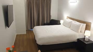 Deluxe studio | Desk, iron/ironing board, free WiFi, bed sheets