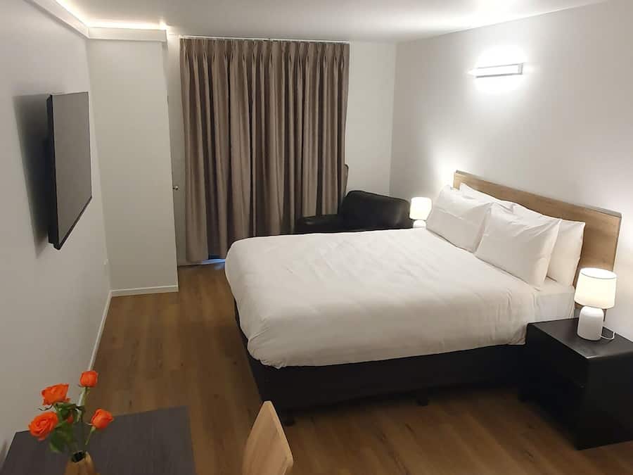 Deluxe studio | Desk, iron/ironing board, free WiFi, bed sheets