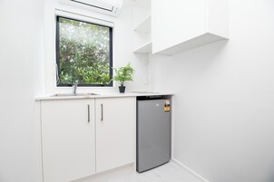 Ísskápur, kaffivél/teketill, brauðrist, pottar/pönnur/diskar/hnífapör