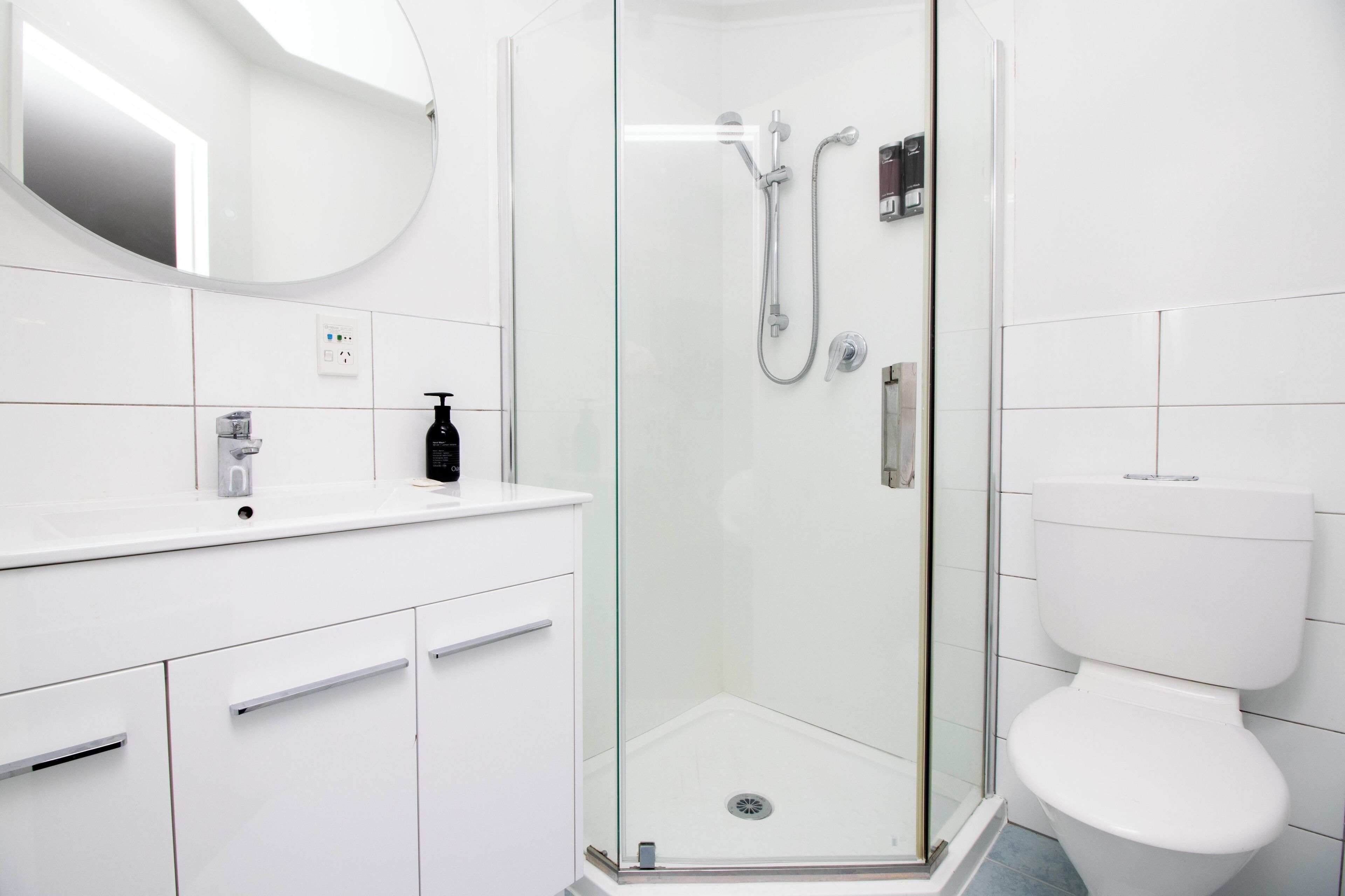 Secador de cabelo, toalhas de banho