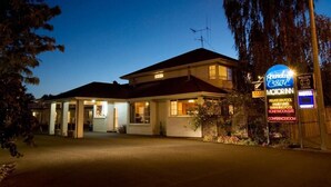 A motel with a signboard advertising amenities like a swimming pool, conference room, and private spa. - Boundary Court Motor Inn (Hamilton)