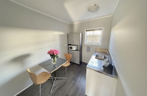 Deluxe-Studio, Nichtraucher, Klimaanlage | Essbereich im Zimmer