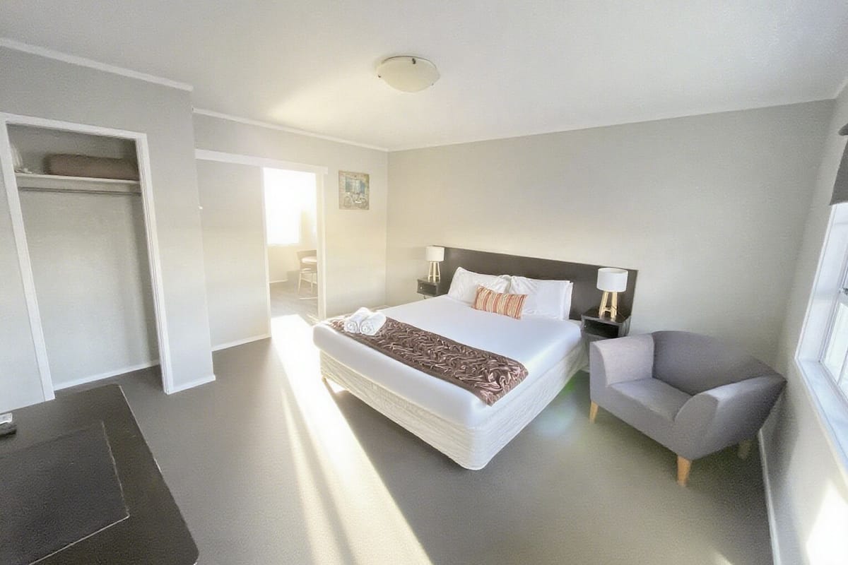 Basic Studio, 1 King Bed, Non Smoking, Air conditioning | 1 bedroom, premium bedding, desk, laptop workspace