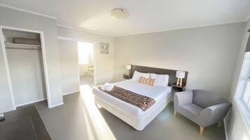 Basic Studio, 1 King Bed, Non Smoking, Air conditioning