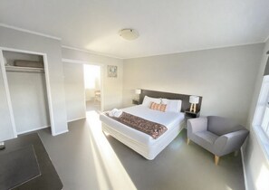 Basic-Studio, 1 King-Bett, Nichtraucher, Klimaanlage | Hochwertige Bettwaren, Schreibtisch, laptopgeeigneter Arbeitsplatz