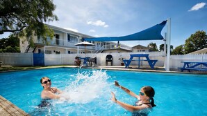 Outdoor pool - Boundary Court Motor Inn (Hamilton)