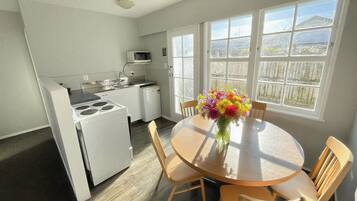 Comfort Suite, 2 Bedrooms, Non Smoking | In-room dining