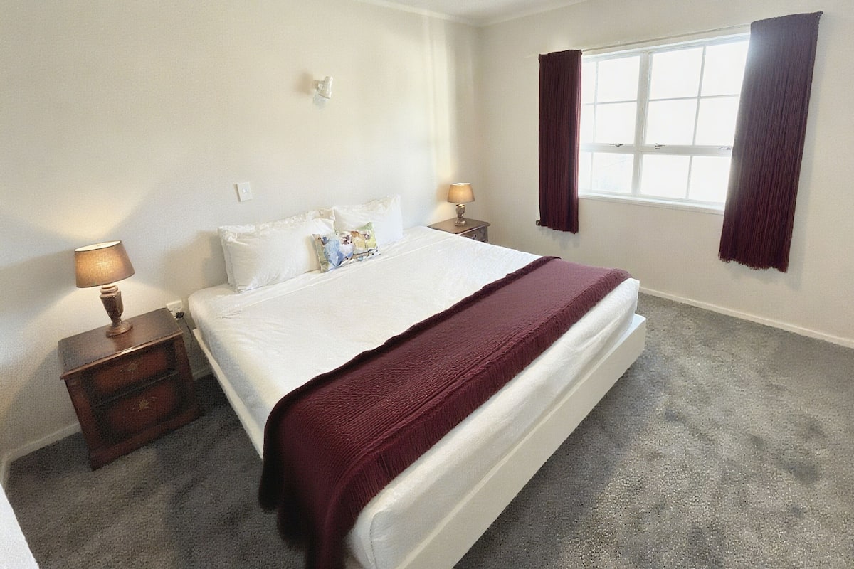 1 bedroom, premium bedding, desk, laptop workspace
