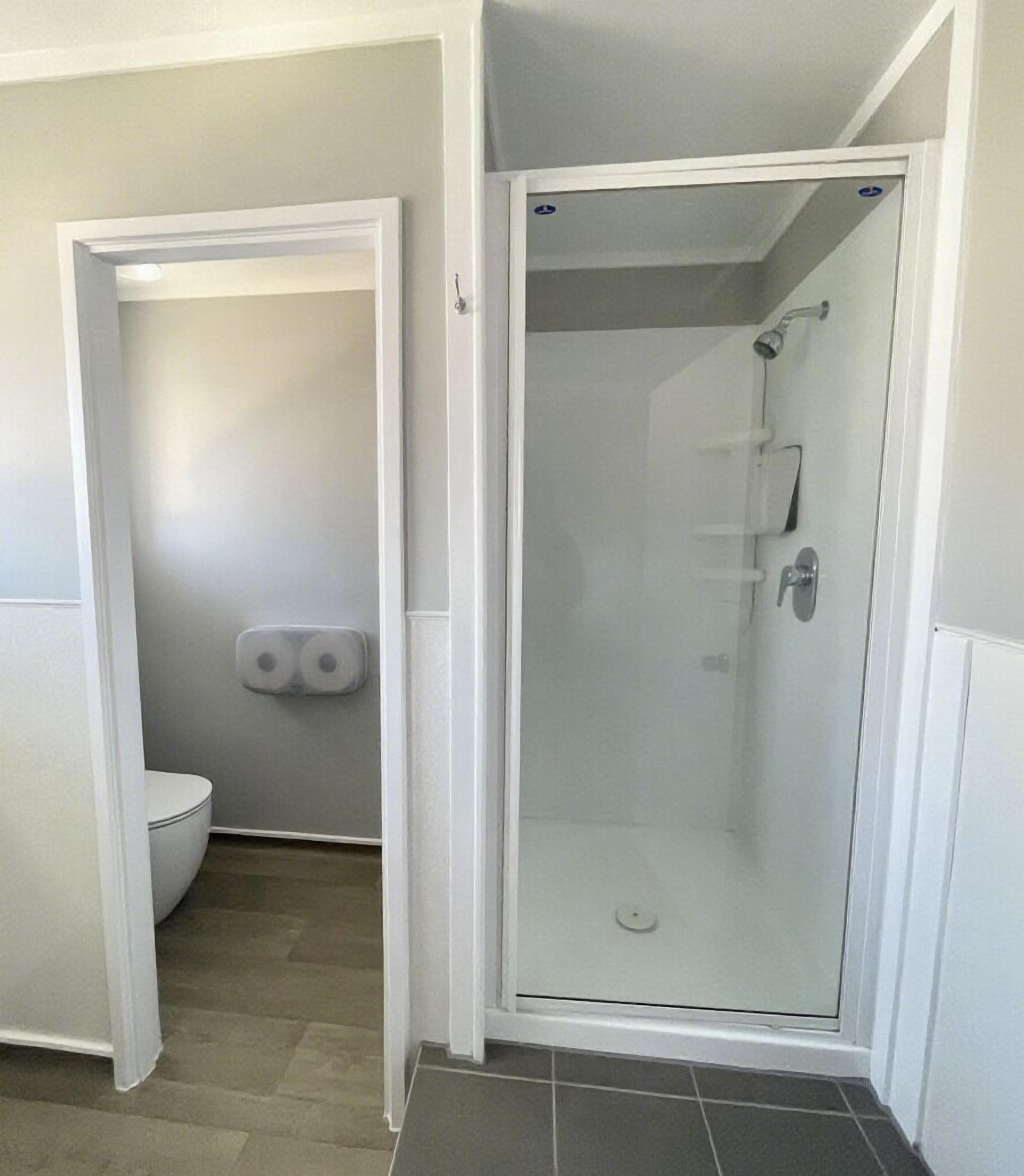 Chambre Triple Supérieure, non-fumeur, climatisation | Salle de bain