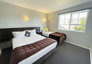 Superior suite, 2 slaapkamers, niet-roken, airconditioning | Luxe beddengoed, een bureau, een laptopwerkplek