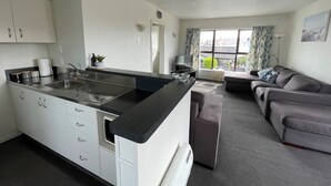 Un apartamento moderno con cocina, comedor y sala de estar.