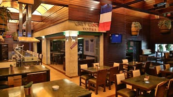 3 bars/lounges