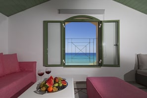 Caja de seguridad en la habitación y tabla de planchar con plancha