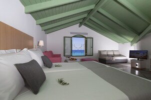 Caja de seguridad en la habitación y tabla de planchar con plancha 