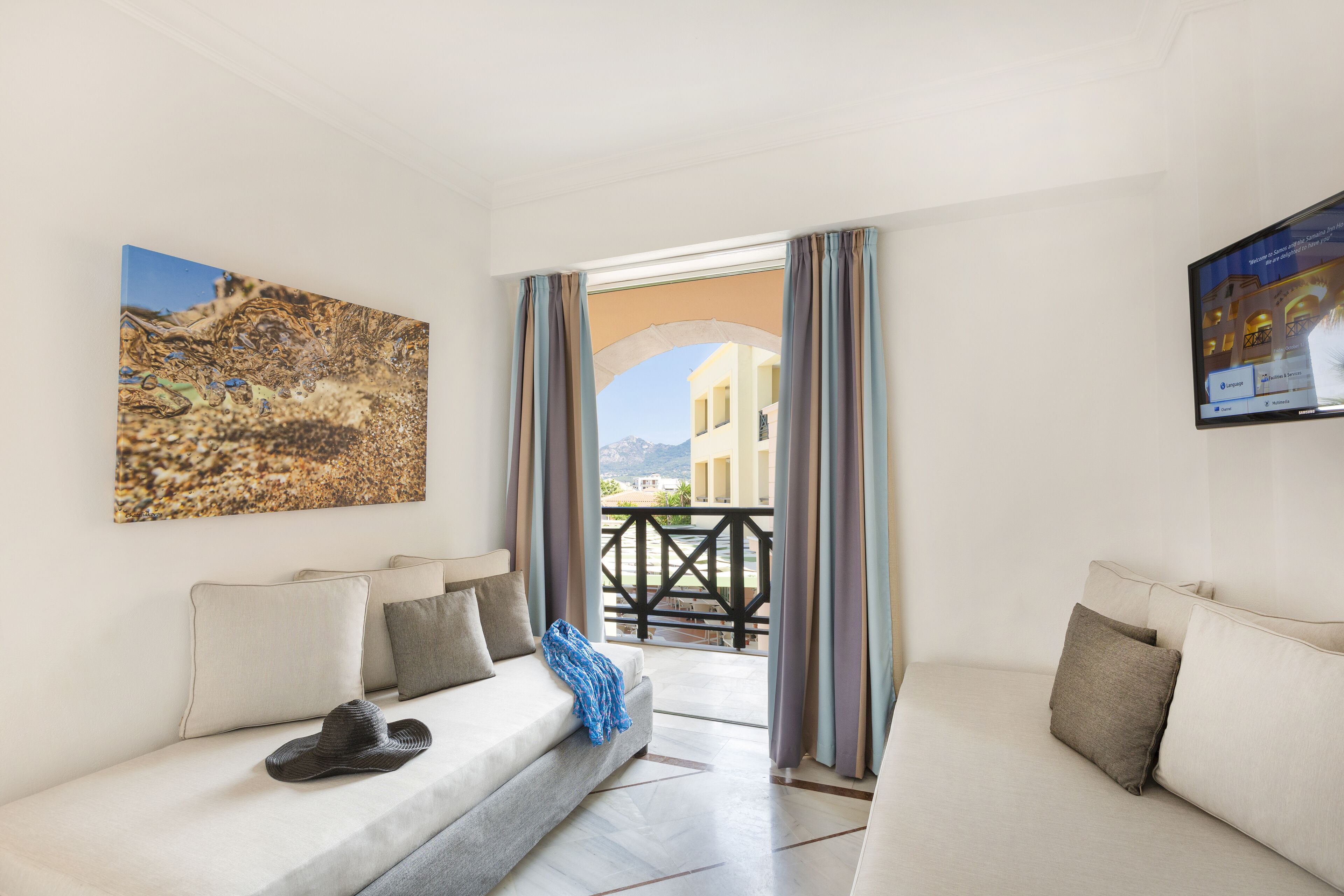 خزنة داخل الغرفة ومكواة/لوح كي وأسرّة أطفال/رضّع (مجانًا)