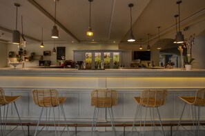 2 quầy bar/khu lounge, quầy bar bên hồ bơi